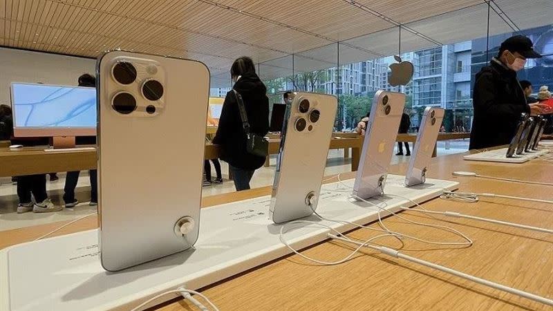 有網友表示自己使用iPhone 14 才10個月，電池健康度掉到93%。 （圖／資料照）