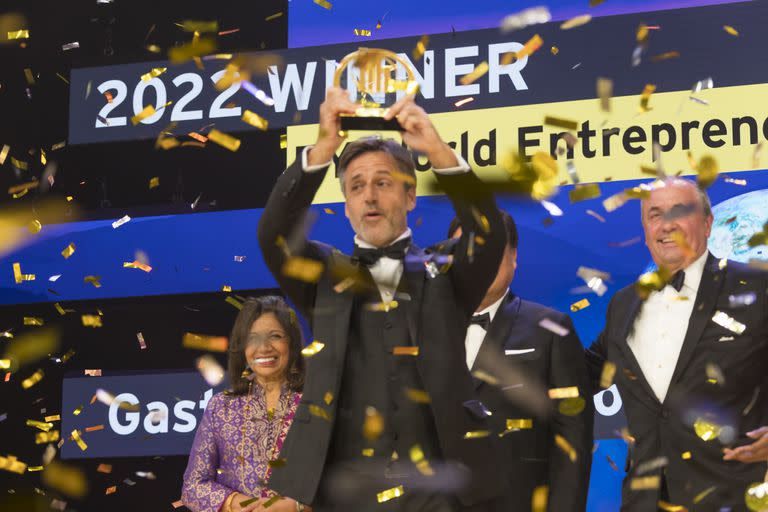 2022. Es elegido “Emprendedor del año” en el EY World Entrepreneur of the Year 2022, premio que se suma al de “Emprendedor Endeavor” de 2016, junto con Ignacio Vidaguren.
