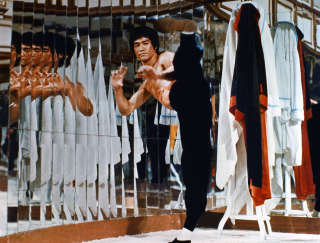 Bruce Lee dans “Opération Dragon”, de Robert Clouse (sorti en France en 1974). Première coproduction entre Hong Kong et Hollywood, comme le rappelle “The Independent”, le film a rendu Bruce Lee célèbre en Occident. Il est sorti après la mort de l’acteur. . Photo WARNER BROS./CONCORD PRODUCTION /COLLECTION CHRISTOPHEL/AFP