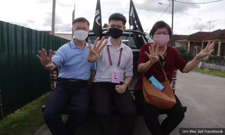 Muda vice president Lim Wei Jiet (centre) campaigning in the Johor state election