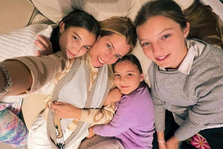 Nicole Neumann junto a sus tres hijas Allegra, Sienna e Indiana, durante las viejas épocas