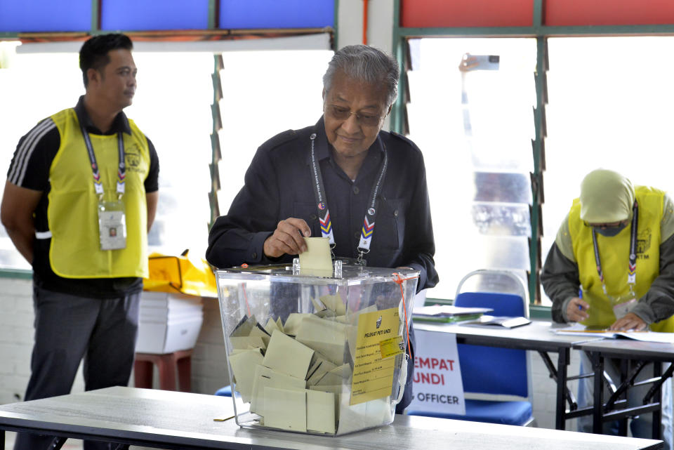 Former Malaysian Prime Minister and Gerakan Tanah Air (Homeland Party) chairman Mahathir Mohamad casts his votes at a voting center during the general elections in Alor Setar, Kedah, Malaysia, Saturday, Nov. 19, 2022. Malaysians have begun casting ballots in a tightly contested national election that will determine whether the country’s longest-ruling coalition can make a comeback after its electoral defeat four years ago. (AP Photo/JohnShen Lee)