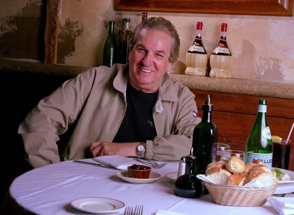 En esta foto del 28 de julio del 2001, el actor Danny Aiello posa en el restaurante Gigino en Nueva York. Aiello murió el jueves 12 de diciembre del 2019. Tenía 86 años. (AP Foto/Jim Cooper, Archivo)