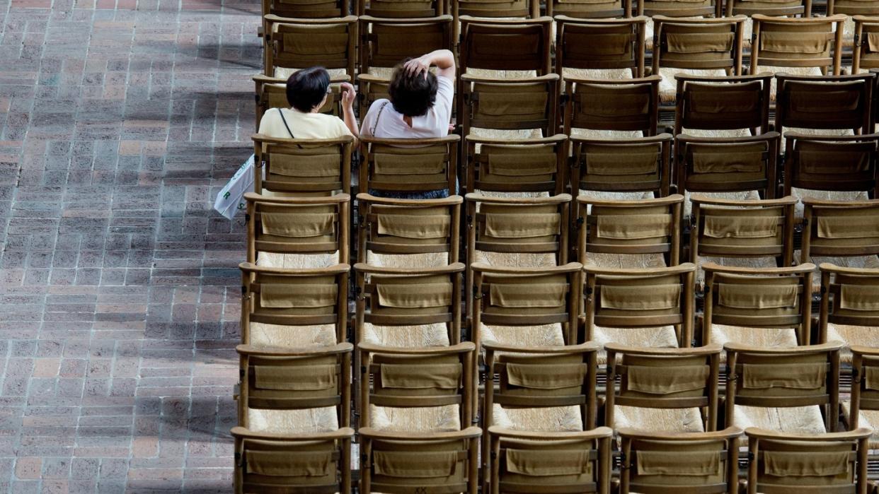 Gähnende Leere: Zwei Frauen sitzen in der Marktkirche von Hannover. Foto: Julian Stratenschulte