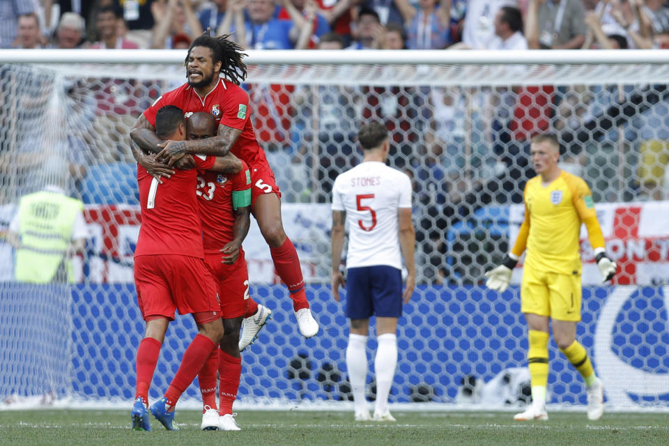 Román Torres salta sobre Felipe Baloy tras el gol de Panamá en el Nizhny Novgorod Stadium. Foto: AP Photo/Victor Caivano