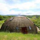 <p>Cette drôle de maison toute ronde en plein cœur du Jurançon possède une ossature en bois pour une expérience au plus près de la nature ! Elle permet d’admirer les arbres et les Pyrénées, tout en offrant le confort moderne (Internet, cuisine équipée, douche à jets…).</p> <p><strong>Gite classé 2 épis par Gîtes de France</strong><br> Tarif : à partir de 450 € la semaine (base 2 personnes)<br> Capacité : 6 personnes (3 chambres)</p> <p><a href="https://www.gites-de-france.com/fr/nouvelle-aquitaine/pyrenees-atlantiques/dome-de-carpe-diem-64g121164?travelers=2" rel="nofollow noopener" target="_blank" data-ylk="slk:Réserver le gite du Dome de Carpe Diem à Jurançon (Pyrénées-Atlantiques);elm:context_link;itc:0;sec:content-canvas" class="link ">Réserver le gite du Dome de Carpe Diem à Jurançon (Pyrénées-Atlantiques)</a></p> 