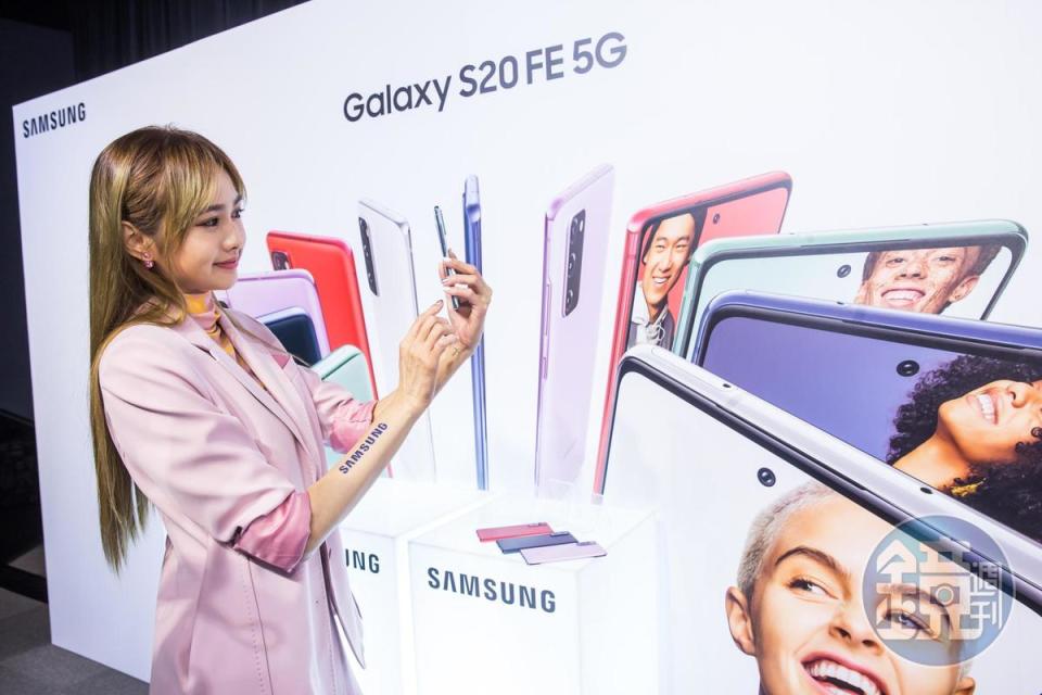 目前5G手機市占領先的韓國三星24日在台推出5G輕旗艦新機Galaxy S20 FE 5G，鎖定年輕族群。