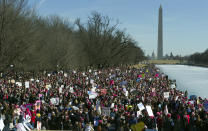 <p>Esta fotografía muestra de frento al Capitolio y al Monumento a Washington mientras las manifestantes de la marcha de las mujeres. (AP Foto/Cliff Owen) </p>