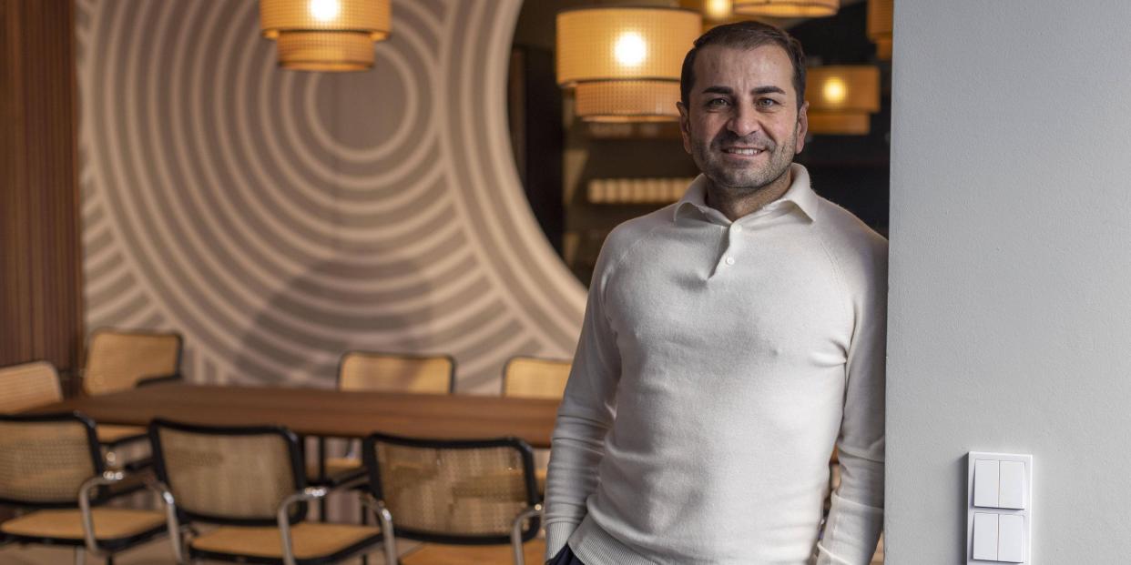 Fernsehkoch Ali Güngörmüs in seinem neuen Restaurant Pera Meze mit Kochschule am Gärtnerplatz in München Datum: 10.02.2023 *** TV chef Ali Güngörmüs in his new restaurant Pera Meze with cooking school at Gärtnerplatz in Munich Date 10 02 2023<span class="copyright">imago images / Smith</span>