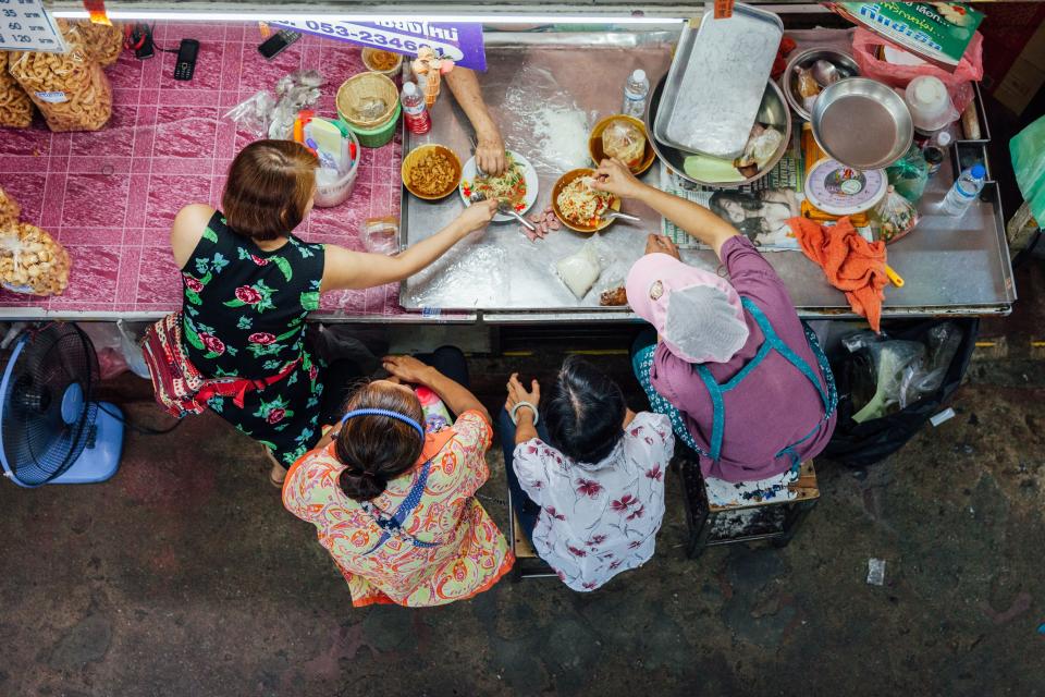 Chiang Mai, Tailandia: los asiáticos destinan la mayor parte de sus ingresos sobrantes a la comida.