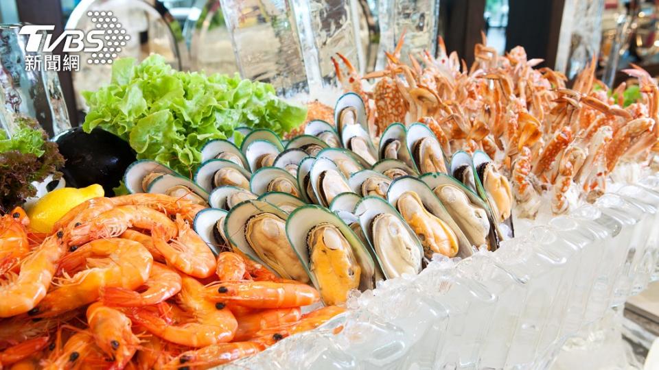 原PO見女伴狂嗑海鮮嚇傻。（示意圖／shutterstock達志影像）