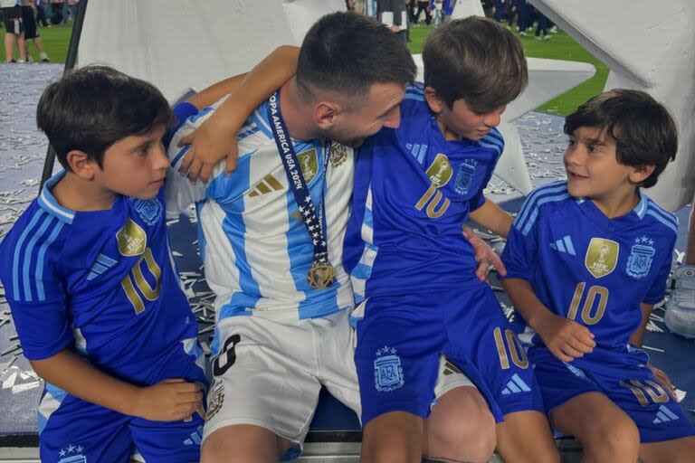 Lionel Messi junto a sus hijos Thiago, Mateo y Ciro tras ganar la Copa América 2024