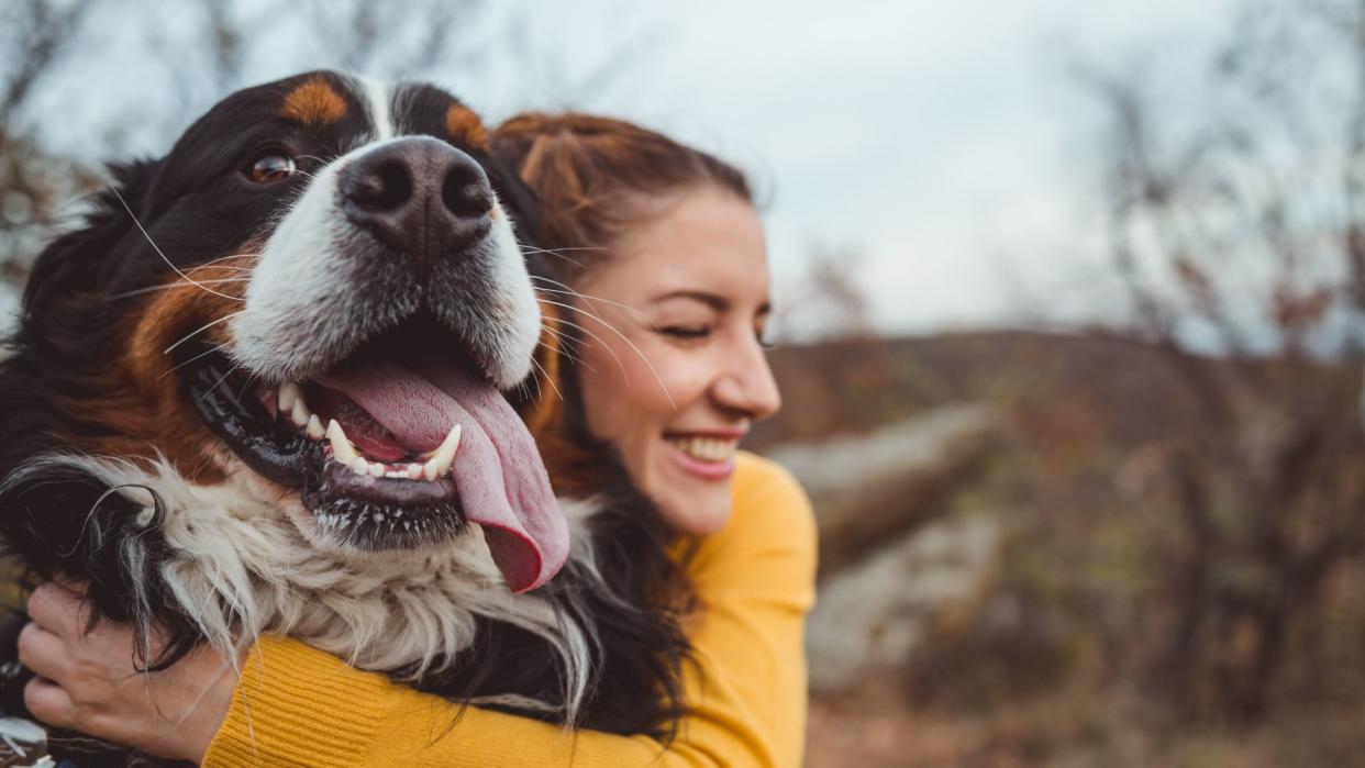  Woman hugging dog. 