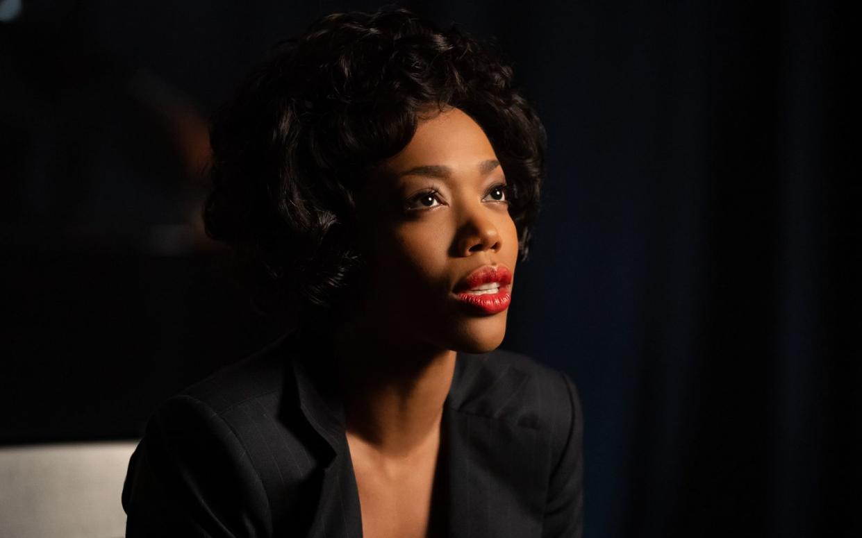 Nah dran am Original: In Biopic "Whitney Houston: I Wanna Dance With Somebody" verkörpert Naomie Ackie die vielleicht größte Pop-Sängerin aller Zeiten. (Bild: Sony Pictures)