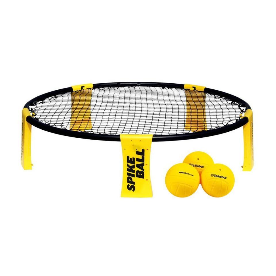 16) Spikeball