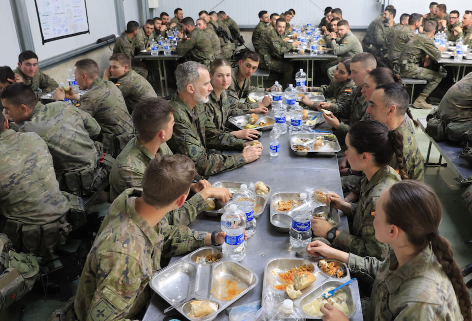 Le roi Felipe VI a partagé le repas avec les élèves militaires