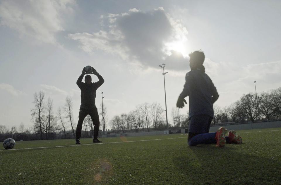 Albustin will Mathis als Coach helfen, zu den zwei Prozent unter den Fußballtalenten zu gehören, die es in einen Profikader schaffen. (Bild: Radio Bremen)