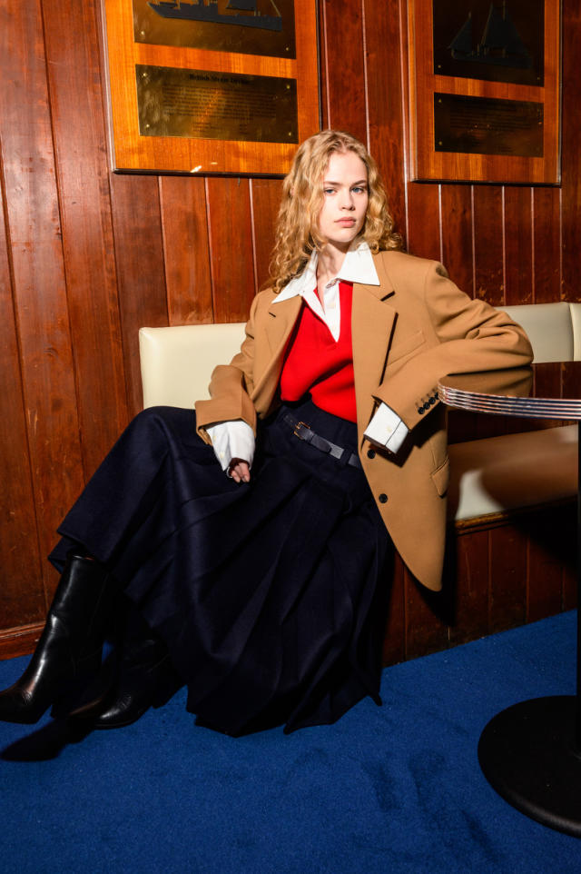 Tommy Hilfiger's Fall 2024 Look Is Sofia Richie Grainge Rich - Yahoo Sports