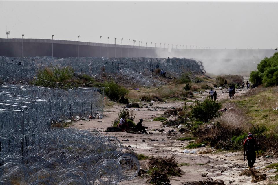 Migrants walk in the dry bed of the Rio Grande between Ciudad Ju‡rez, Mexico, and El Paso, Texas on April 25, 2024. Despite the increased infrastructure put in place by the Texas National Guard migrants who can make it to MexicoÕs northern border have been able to break the concertina wire in hopes of turning themselves to Border Patrol for processing.