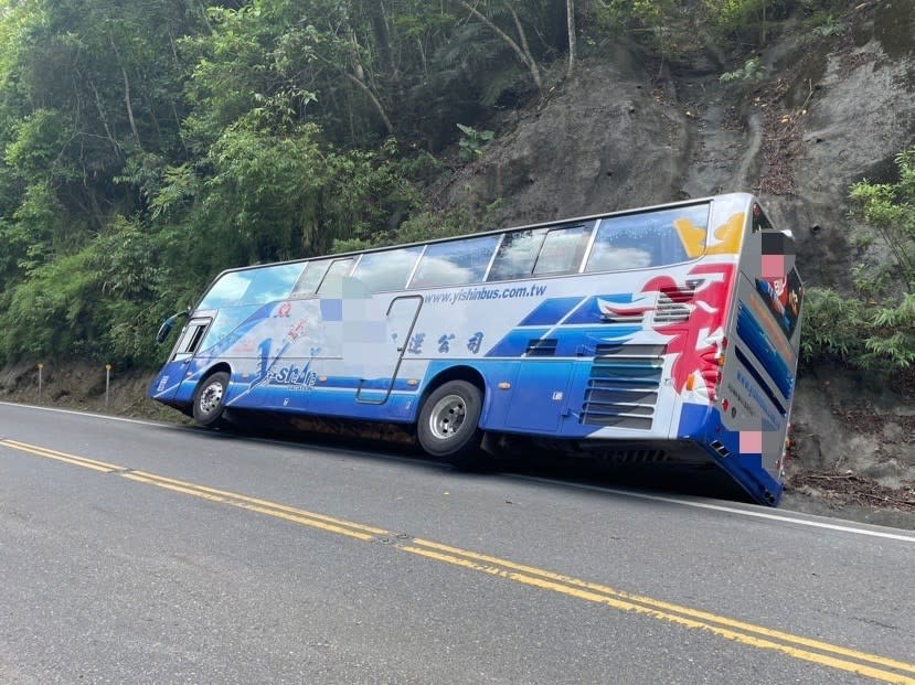 一輛載送26名來自桃園旅客的遊覽車，今（6/1）自撞山壁，造成4名旅客受傷。讀者提供