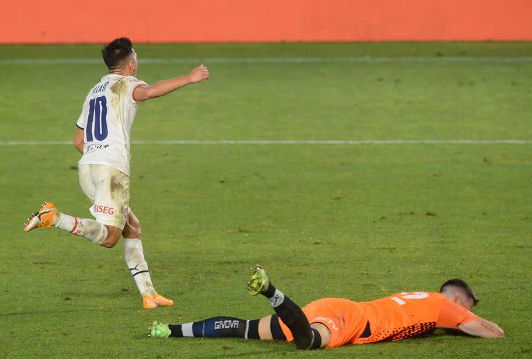 Velasco ya marcó el segundo gol de Independiente y empieza el festejo; el "10" jugó como para que el Rojo ya empiece a extrañarlo