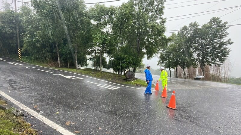 颱風山陀兒逼近  花蓮六十石山道路封閉 颱風山陀兒逼近，花蓮有間歇性大雨，富里鄉六十石 山產業道路30日12時起預警性封閉，禁止遊客上山， 下午4時起禁止所有人上下山，不開放通行。 （花蓮縣富里鄉公所提供） 中央社記者李先鳳傳真  113年9月30日 