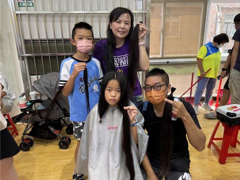 信義國小5年級的李宇馨，幼稚園時不捨母親罹癌掉光頭髮而要「借髮」給媽媽，今和母親一同捐出6年長髮，父親、哥哥也一同見證。