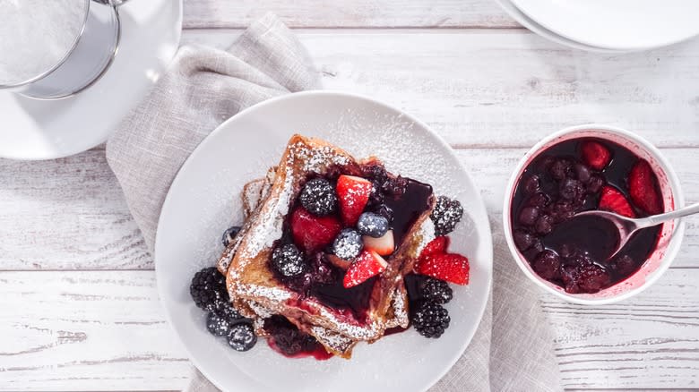 Overview of French toast with berry compote 