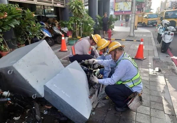 <strong>路邊變電箱遭撞毀。（圖／中天新聞）</strong>