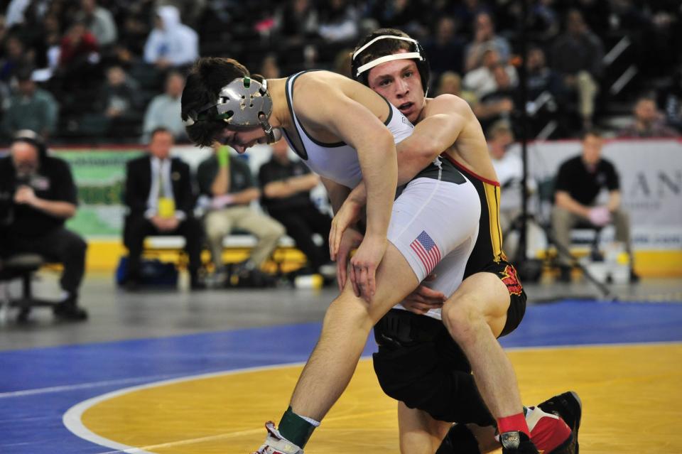 Bergen Catholic's Nick Suriano, right, beats Ty Agaisse of Debalton in the 2015 NJSIAA finals.