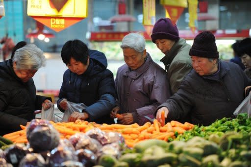 File photo of Chinese selecting vegetables at a food market in Huaibei, east China's Anhui province. China must implement deep reforms to avoid a sudden slowdown in growth, World Bank and Chinese government researchers said Monday