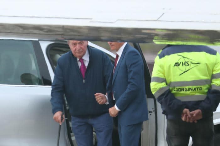 El rey Juan Carlos en el aeropuerto de Vigo