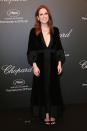 <p>Julianne arrived in a plunging velvet gown by Alexander McQueen.<br><i>[Photo: Getty]</i> </p>