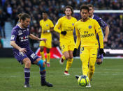 Soccer Football - Ligue 1 - Toulouse vs Paris St Germain - Stadium Municipal de Toulouse, Toulouse, France - February 10, 2018 Paris Saint-Germain’s Neymar in action Toulouse's Yannick Cahuzac REUTERS/Regis Duvignau