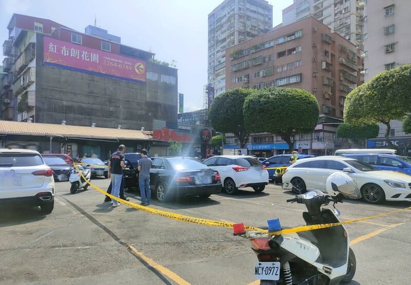 新北土城停車場疑有命案  警方封鎖現場 新北市政府警察局土城分局3日中午接獲民眾報案， 指裕民路平面停車場1部黑色車子內有男子倒臥後 座，員警獲報趕抵，發現男子沒有呼吸，身上有外 傷，隨即拉起封鎖線採驗。 （翻攝照片） 中央社記者楊侃儒傳真  113年5月3日 