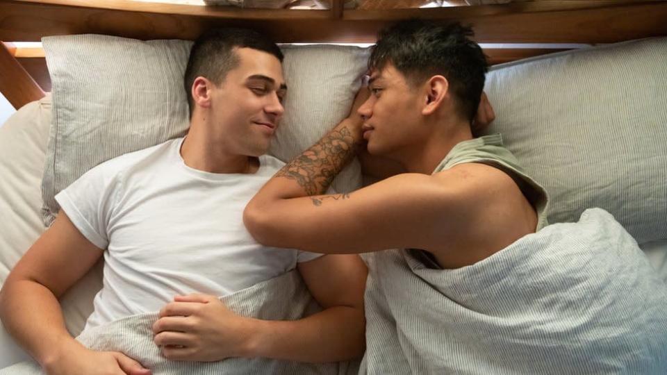 Dos hombres en la cama