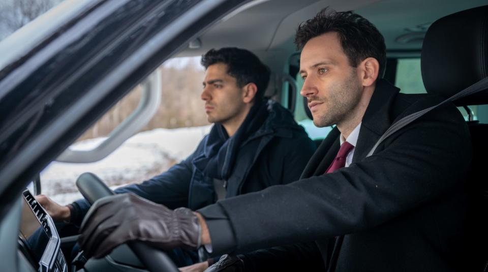 An der Seite von Marcel Zuschlag (links) möchte Tim Borys in der Rolle des Chauffeurs Julian Specht in "Sturm der Liebe" durchstarten. (Bild: ARD/WDR/Christof Arnold)