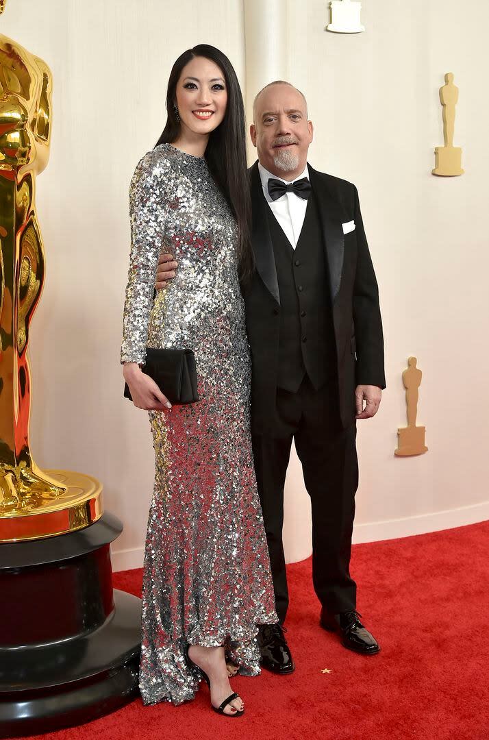 Clara Wong y Paul Giamatti  