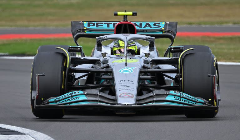 Lewis Hamilton quiere recuperar la cima y va detrás de los Ferrari de Leclerc y Sainz