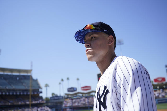 Yankees' Aaron Judge slips on new jersey but it's not from the Giants  (PHOTOS) 