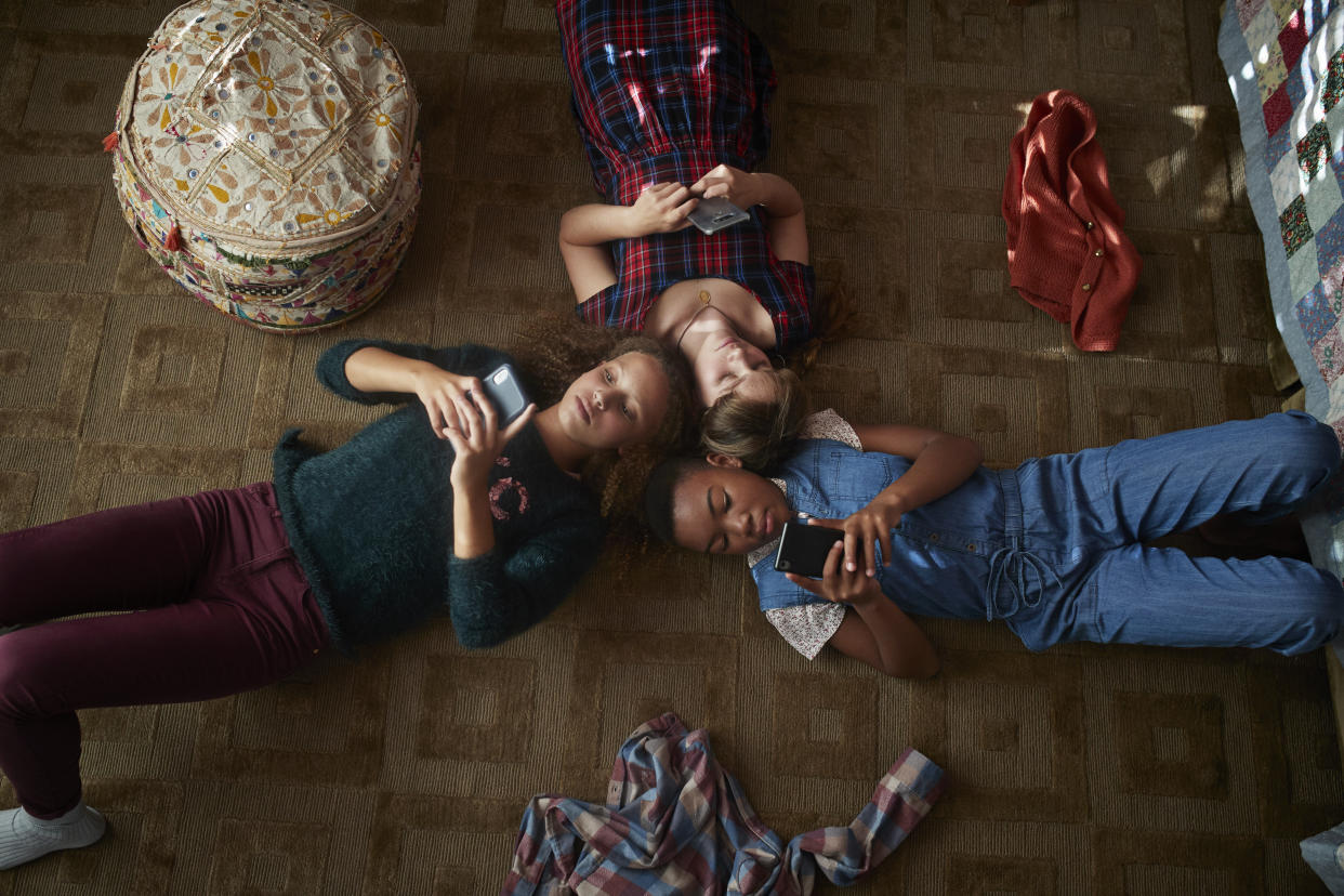 Adolescent girls hanging out on their phones. Does too much time on social media cause depression? Maybe not. (Photo: Getty Images)