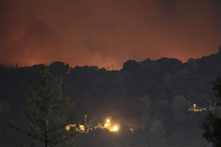 The Rim Fire expands in the hills behind Tuolumne City northwest of Yosemite National Park, California, August 28, 2013. REUTERS/David McNew