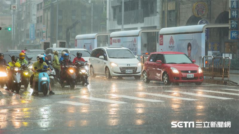 民眾外出記得帶傘，防短時強降雨。（圖／記者陳弋攝影）