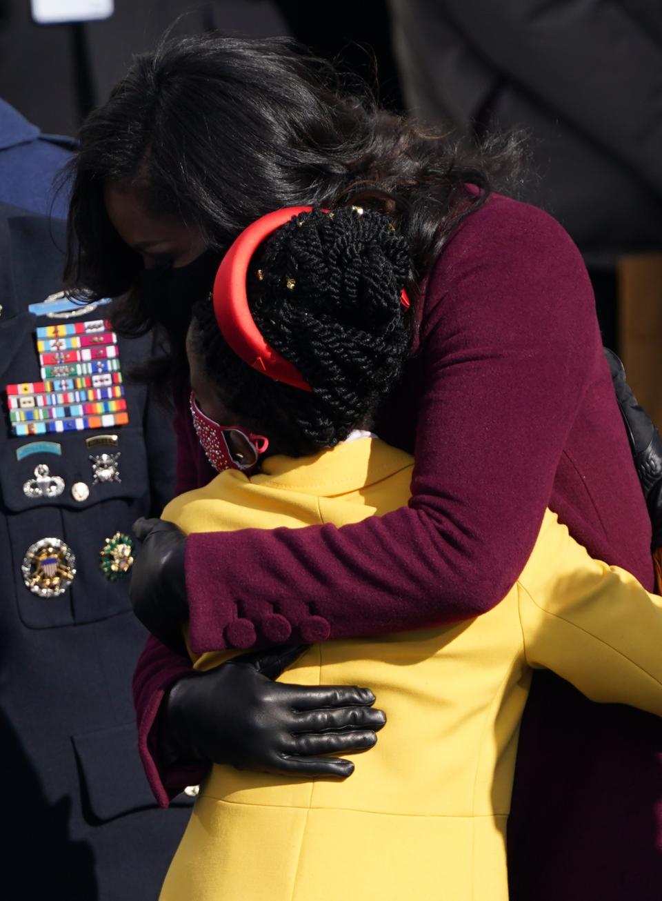 Michelle Obama umarmt Amanda Gorman während der Amtseinführung des neuen US-Präsidenten Joe Biden. Hinter diesem Moment steckt eine lustige Geschichte. Foto: REUTERS / Kevin Lamarque