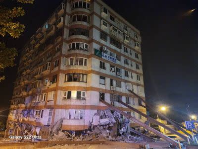 之前在0403強震中已經被震成紅單待拆除的花蓮統帥大樓，又被餘震震到房子往一邊傾斜，二樓變成一樓。（花蓮消防局提供）
