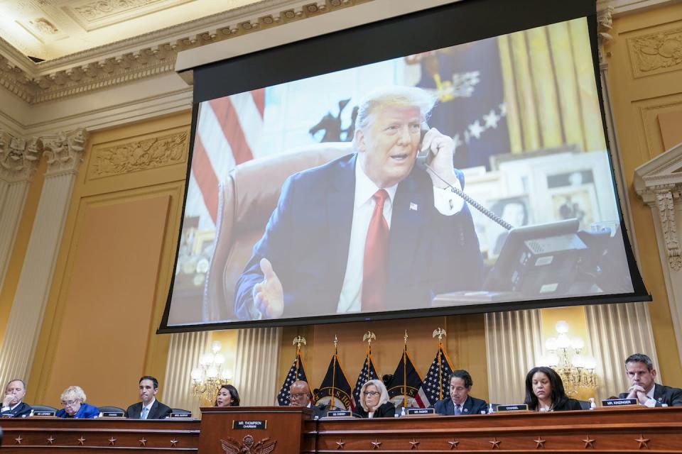 Una imagen del presidente Donald Trump se muestra durante las audiencias del Congreso del 12 de julio de 2022 que investigan el ataque al Capitolio. <a href="https://www.gettyimages.com/detail/news-photo/july-12-2022-a-visual-of-president-donald-trump-is-shown-as-news-photo/1241888427?adppopup=true" rel="nofollow noopener" target="_blank" data-ylk="slk:Demetrius Freeman/The Washington Post via Getty Images;elm:context_link;itc:0;sec:content-canvas" class="link ">Demetrius Freeman/The Washington Post via Getty Images</a>