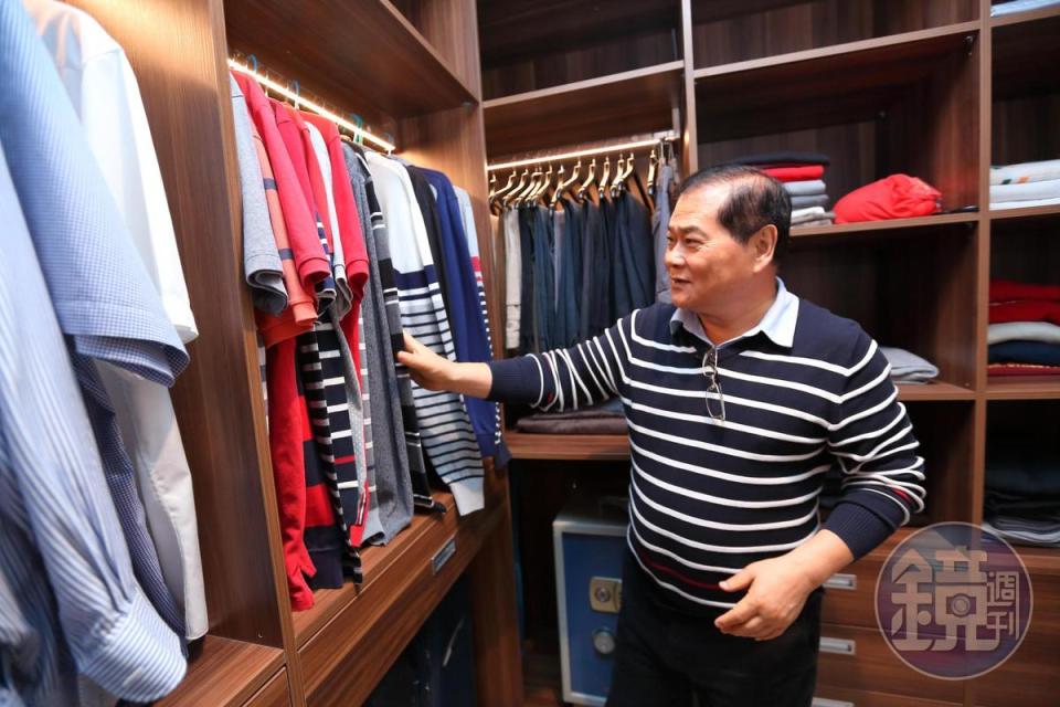 客戶非富則貴，69歲的謝智通卻是一身Hang Ten平價條紋polo衫。