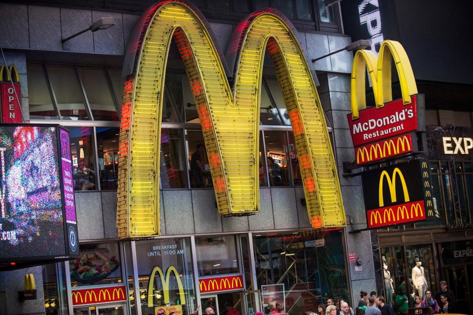 Mit einer ganz modernen Werbekampagne startete McDonald's im letzten Monat in London und anderen britischen Städten: Nur mithilfe von Emojis verbreiteten die großen Plakate ihre Botschaft und stellten die Fast-Food-Kette als praktische Lösung gegen allerlei Alltagsprobleme dar. Doch ein unbekannter Künstler knöpfte sich eins der Plakate vor und veränderte kurzerhand die Botschaft in eine ganz andere Richtung.