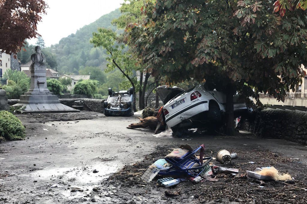 Des carcasses de voitures à Valleraugue dans le Gard ce dimanche. - Bernard FAVIER