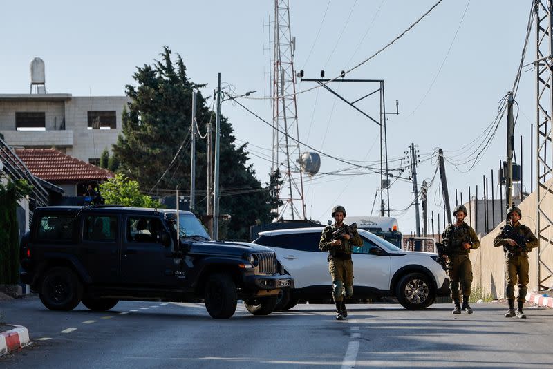 Soldados israelíes inspeccionan el lugar donde, según un comunicado militar israelí y el Ejército, tres palestinos que dispararon contra las fuerzas israelíes fueron abatidos por tropas israelíes, en Nablus, en la Cisjordania ocupada por Israel